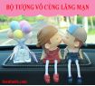 Bộ Tượng Cặp Đôi Hôn Nhau Và Những Chú Thú Cưng Để Trên Ô Tô