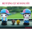 Bộ Tượng Đôi Bạn Trẻ Dẫn Chó Đi Chơi Để Trên Ô Tô