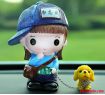 Bộ Tượng Đôi Bạn Trẻ Dẫn Chó Đi Chơi Để Trên Ô Tô